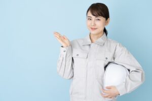 紹介する女性・作業着