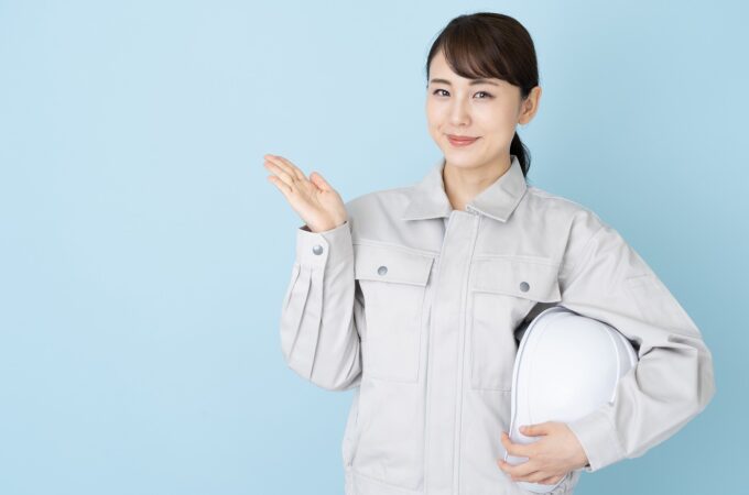 紹介する女性・作業着
